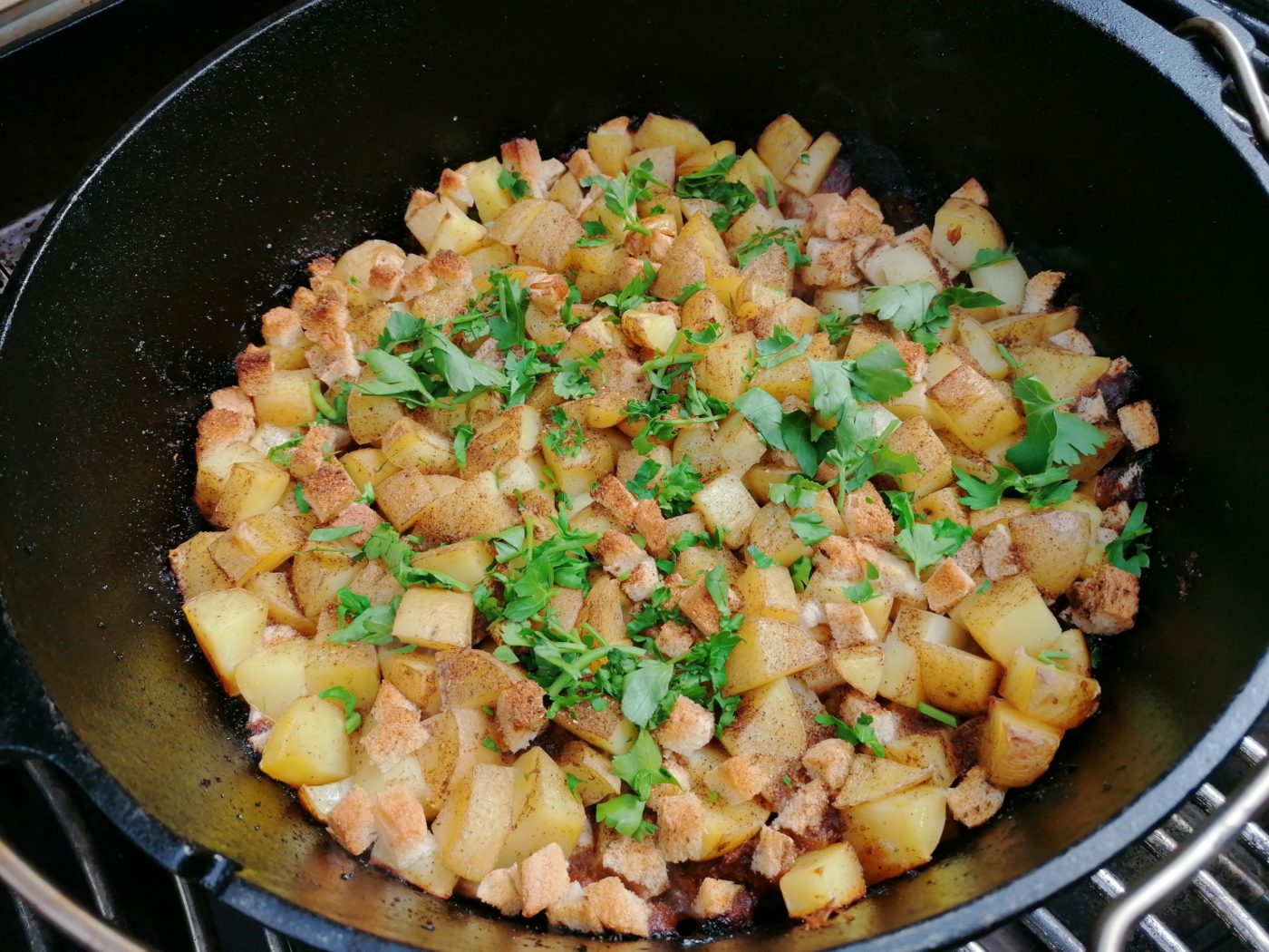 leckeres Grillrezept für Schwarzbiergulasch mit Kartoffelhaube » die ...