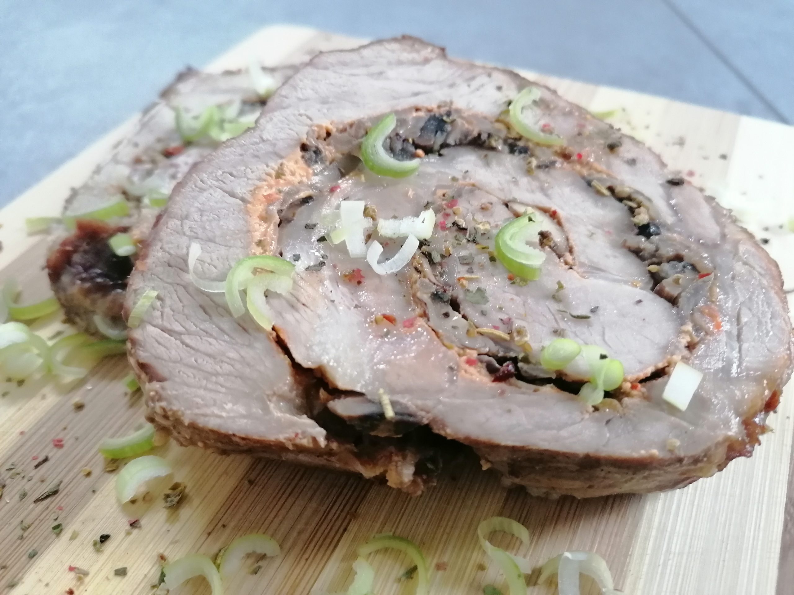 leckeres Grillrezept für Rollbraten vom Schweinenacken » die Sachsengriller