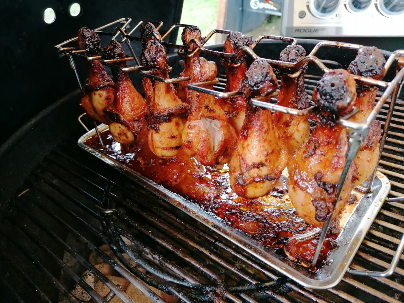 leckeres Grillrezept für Honig-Whisky Hähnchenkeulen » die Sachsengriller